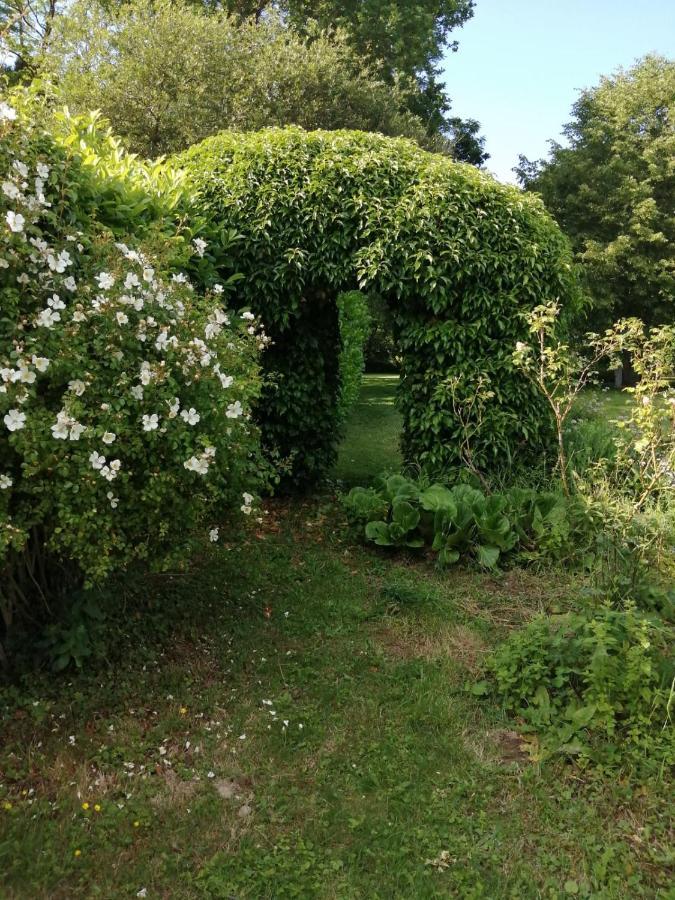 Bed and Breakfast Les Berges De La Planchette Yvignac-la-Tour Экстерьер фото