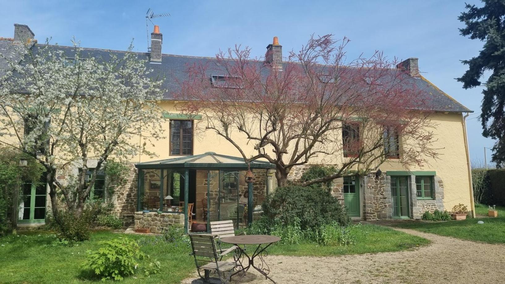 Bed and Breakfast Les Berges De La Planchette Yvignac-la-Tour Экстерьер фото